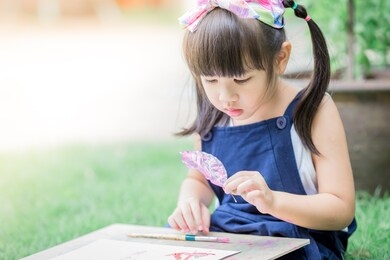 close up background view of cute girls drawing pictures for learning, artistic marketing concepts or studying during the semester outside the classroom