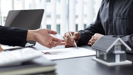 real estate agent or sales manager has proposed terms and conditions to customers who sign house purchase agreements with insurance, agreement to sign the purchase contract concept.

