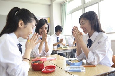 japanese students eating lunch