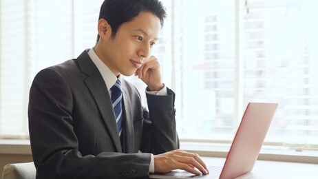 businessman using a laptop pc in the office.