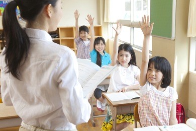 primary student who raises its hand during class