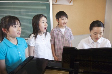 japanese primary student who practices the chorus in a music room