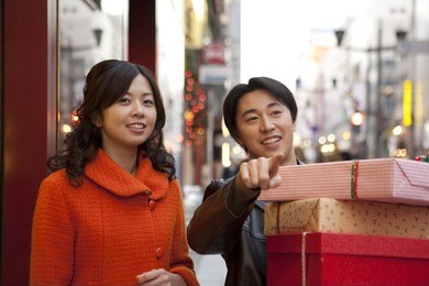 japanese couple enjoying the shopping