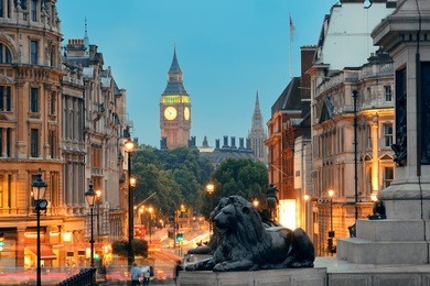 street view of trafalgar square at night in london