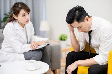asian female psychologist has consultation with male patient