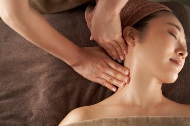 japanese woman receiving a neck massage at an aesthetic salon
