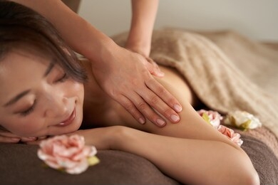 japanese woman receiving a shoulder massage at a beauty salon