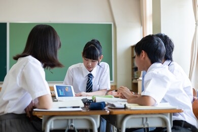 junior high school class scene