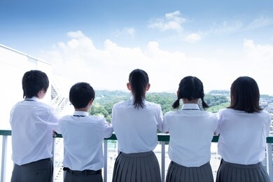 junior high school students lined up on the balcony