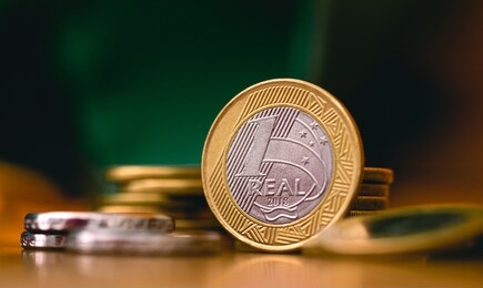 real - brazilian currency. brazilian coin in close-up. economia brasileira, investimentos, renda.