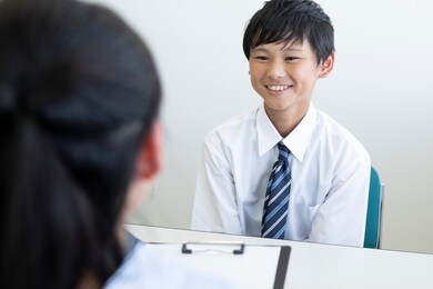 junior high school students are having an interview