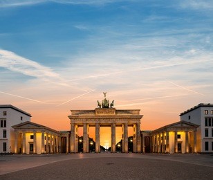 brandenburg gate (brandenburger tor) in berlin, germany at night 