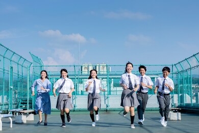 junior high school students and teachers running on the rooftop