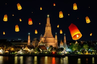 wat arun under loy krathong day ,thailand