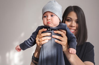 父母 手 高加索人 快乐 妈妈 婴儿 母性 保持 好看 母亲 儿子 产妇 女 育儿 性格开朗 女孩 看 武器 连接 触摸 正在播放 进位 成人 女儿 男 可爱 护理 儿童 小 爱 女人 年轻的 孩子 男孩 眼睛 两个 年份 一起 休息 童年 新生儿 肖像 人 首页 生活方式 宝贝 拥抱 家庭 甜 好玩 笑