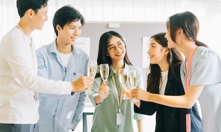 asian bussiness people toast their glasses celebrating the results
