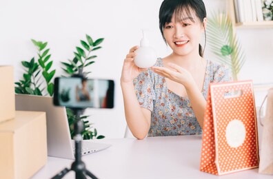 asian businesswoman is using smartphones to live stream selling cosmetics on social networking sites and e-commerce sites.
