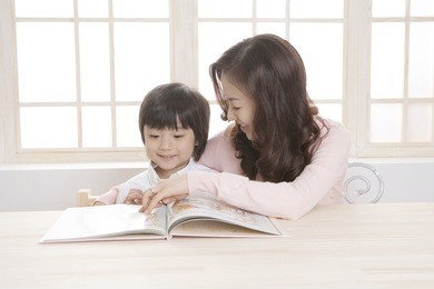 the image of korean family reading book