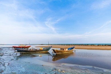 冬季潮水退后的海南临高角海滩渔村风光