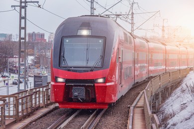 阳光下的中国北京首都机场快轨列车_站酷海洛_正版图片_视频_字体