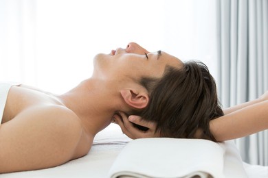 young asian men are head massaged.
