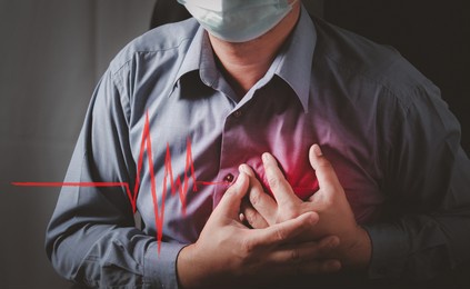 men have chest pain caused by heart disease, heart attack, heart leakage, coronary heart disease.