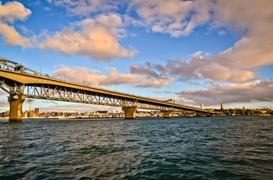 auckland harbor bridge/ auckland's iconic harbor bridge with the city in the background