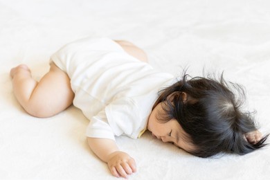 baby sleeping prone (0 years old, 9 months old, japanese, girl)