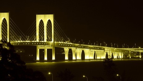the night of sai van bridge in macau