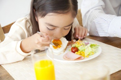 girl eating breakfast