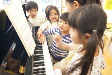 kindergarten children to collect on piano of kindergarten teachers