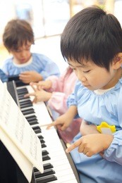 kindergarten children who play the piano