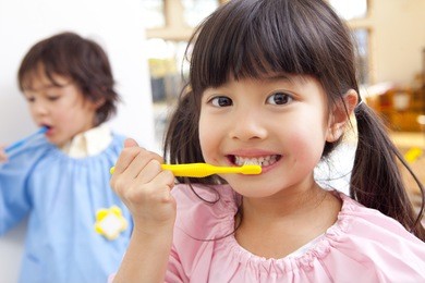 kindergarten children to brush their teeth