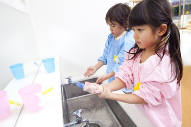kindergarten children to wash their hands