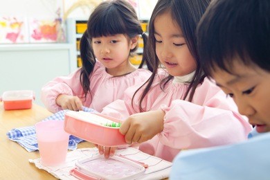 kindergarten children who eat lunch