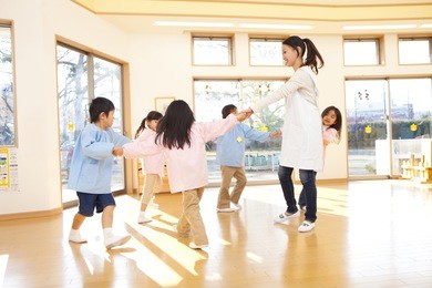 kindergarteners and kindergarten teachers dancing in a circle
