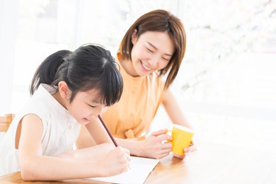 asian parent and daughter who study