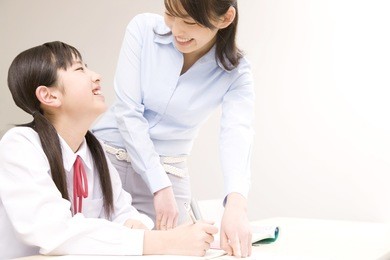 a middle school girl learning from a teacher at an institute