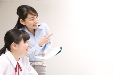 a middle school girl learning from a teacher at an institute