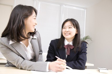 a middle school girl learning from a teacher at an institute
