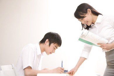 a middle school boy learning from a teacher at an institute