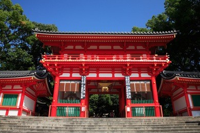 the front gate of yasaka shrine