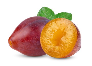 一堆美国西梅放在白底上