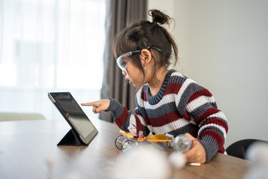 asian girls enjoy making and fixing electrical robot car and learning online tutor training course