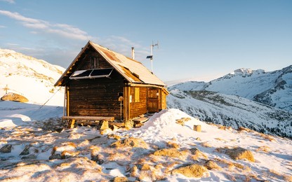 panoramic view of the cottage high in the mountains. villacher hütte it is idyllically located on a beautiful runway at 2,194m with a grand view of the present-day massif. hochalmspitze im maltatal 