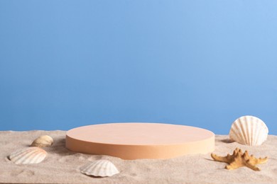 empty round beige platform podium with sea shells and starfish on white beach sand background. minimal creative composition background for cosmetics or products presentation. front view