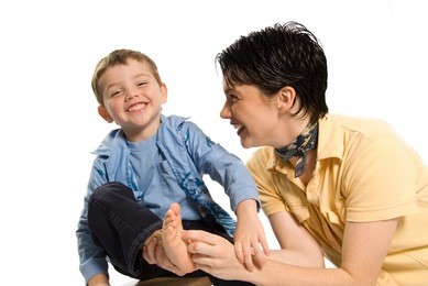 男孩 哥哥 护理 衣服 服装 连衣裙 家庭 脚 快乐 封头 保持 隔离 孩子 笑 爱 妈妈 母亲 关 播放 肖像 拉 移除 微笑 袜子 儿子 采取 挠痒痒 向上 白色