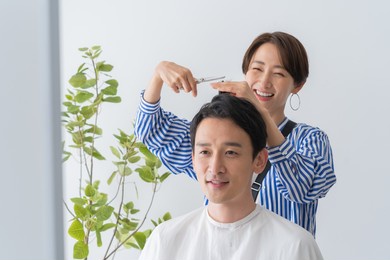 male and female hairdressers coming to the hairdresser