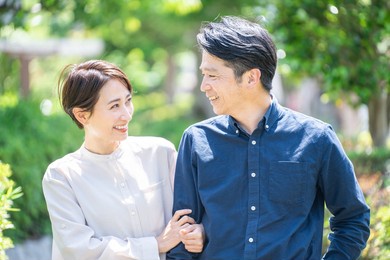 middle age asian couple dating