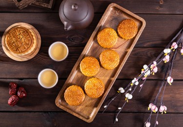 the traditional chinese festival mid-autumn festival food moon cake